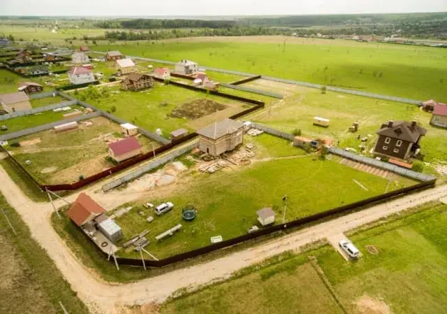 Ile kosztuje odrolnienie działki klasy 4? Sprawdź ukryte koszty