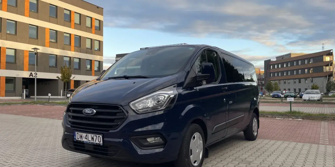 Ile kosztuje wynajem busa? Sprawdź ceny i ukryte koszty
