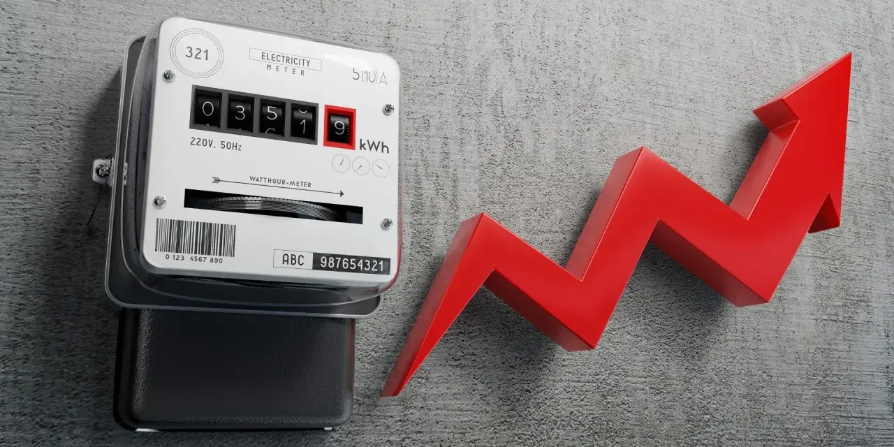 Licznik energii elektrycznej i czerwona strzałka w górę symbolizują, dlaczego koszt doprowadzenia prądu do działki wzrósł o 20 procent w 2026 roku.