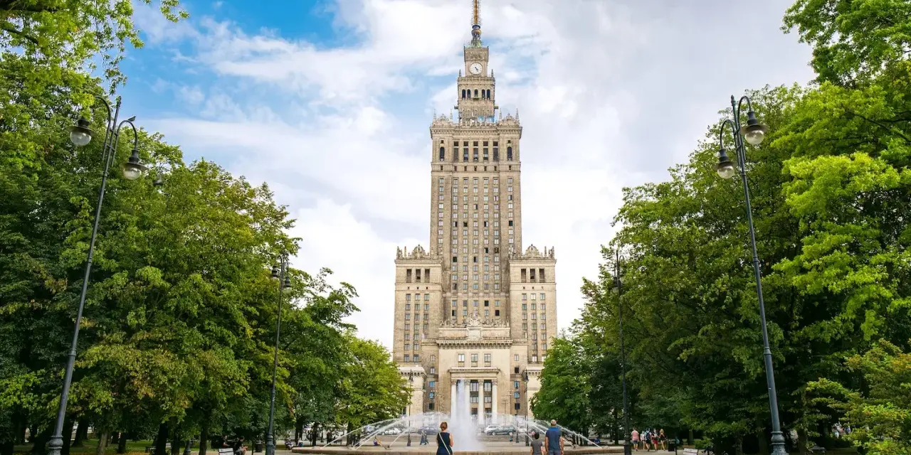 Pałac Kultury i Nauki w Warszawie. Zastanawiasz się, ile za metr w Warszawie? Spacer po placu przed Pałacem.