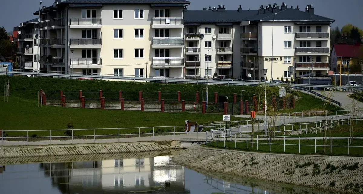 Nowoczesne bloki mieszkalne nad stawem. Czy wspólnota mieszkaniowa może prawnie zakazać wynajmowania mieszkań na doby?