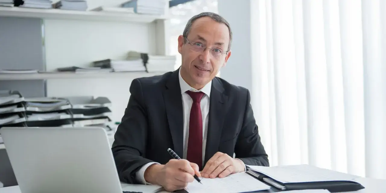 Prawnik analizuje umowę najmu okazjonalnego, szukając ukrytych haczyków, o których nie mówią notariusze.