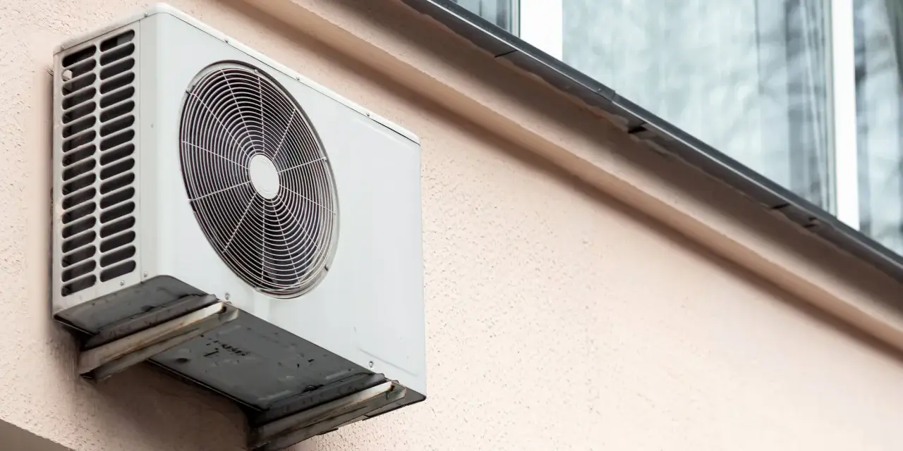 Jednostka klimatyzatora na ścianie bloku. Dlaczego wspólnoty w starych blokach masowo odmawiają zgody na klimatyzację?
