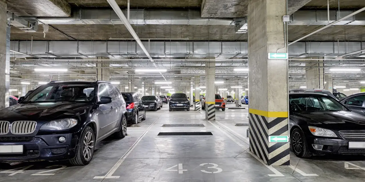 Podziemne parkingi w blokach, jak ten z autami elektrycznymi, są bezpieczne dla samochodów elektrycznych w 2026.