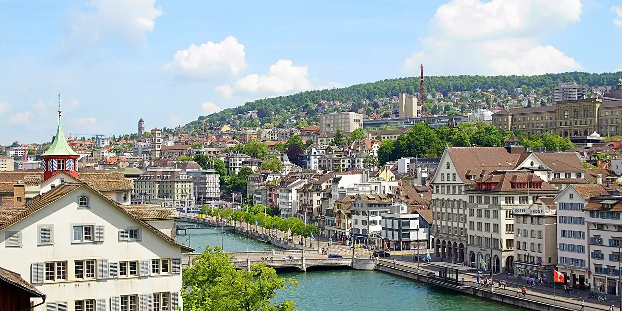 Widok na Zurych z rzeką Limmat. Zastanawiasz się, ile kosztuje mieszkanie w Szwajcarii?