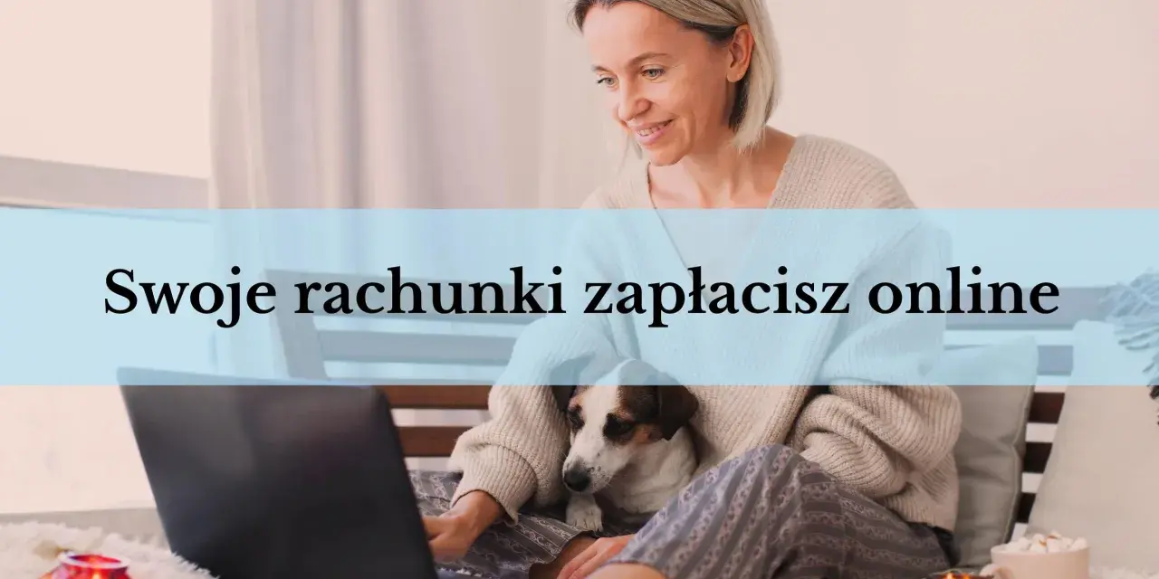 Kobieta z psem na kolanach płaci rachunki online. Dowiedz się, jak opłacić czynsz za lokal bez gotówki, wygodnie z domu.