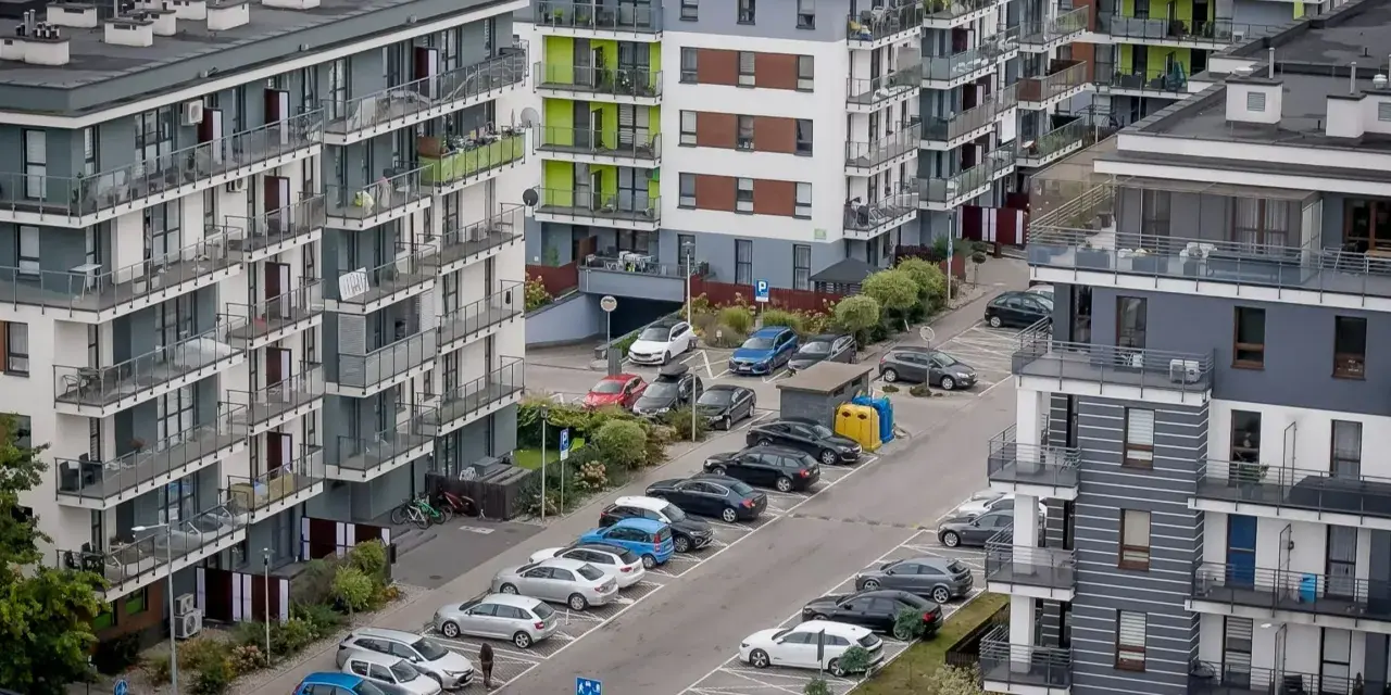 Nowoczesne bloki mieszkalne z balkonami i parkingiem. Kto zyska na zmianie definicji samodzielności lokalu mieszkalnego w 2026 roku?