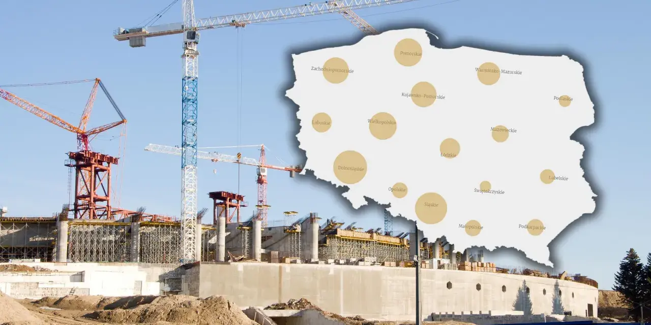 Budowa wielkiej inwestycji, na tle której widnieje mapa Polski z zaznaczonymi regionami, sugeruje ukryte przyczyny bankructwa znanej firmy deweloperskiej z dużym bankiem ziemi.