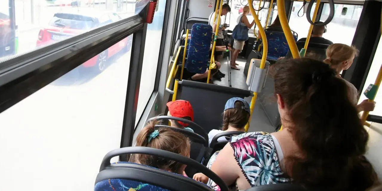 Czy autobus ma pierwszeństwo w terenie zabudowanym? Poznaj zasady ruchu