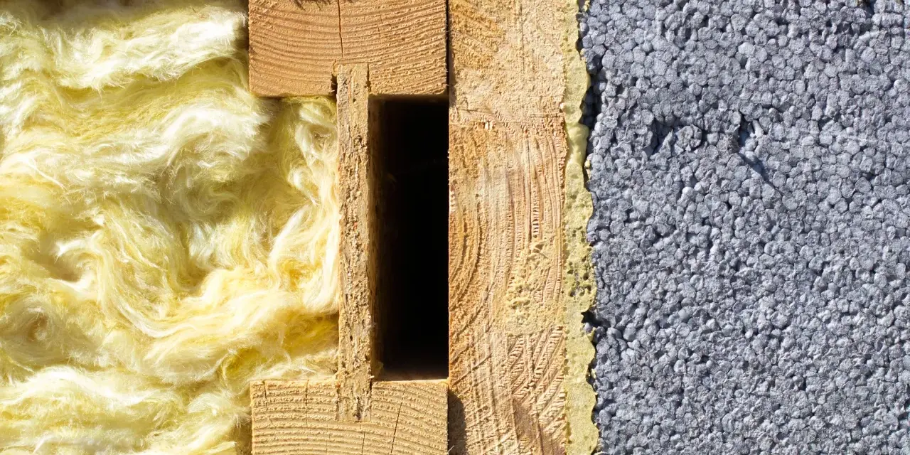 Porównanie izolacji: wełna mineralna vs styropian. Czy ocieplenie bloku wełną mineralną jest lepsze niż styropianem pod kątem pożarowym? Widok przekroju ściany.