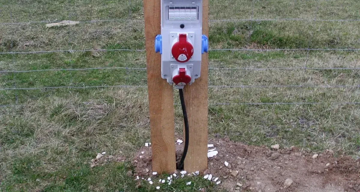 Skrzynka elektryczna na działce i co dalej – uniknij problemów z prądem