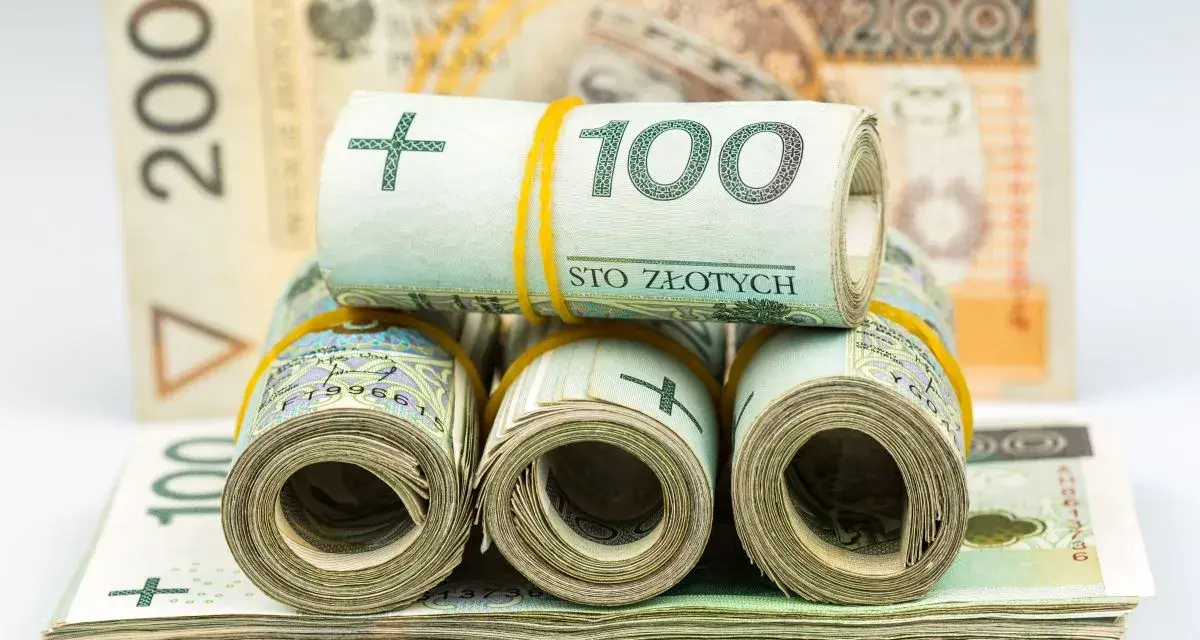 Zwijane banknoty 100 zł i 200 zł. Czy to symbol tego, dlaczego banki zaostrzyły warunki kredytowania dla mieszkań w budynkach z lat 70.?