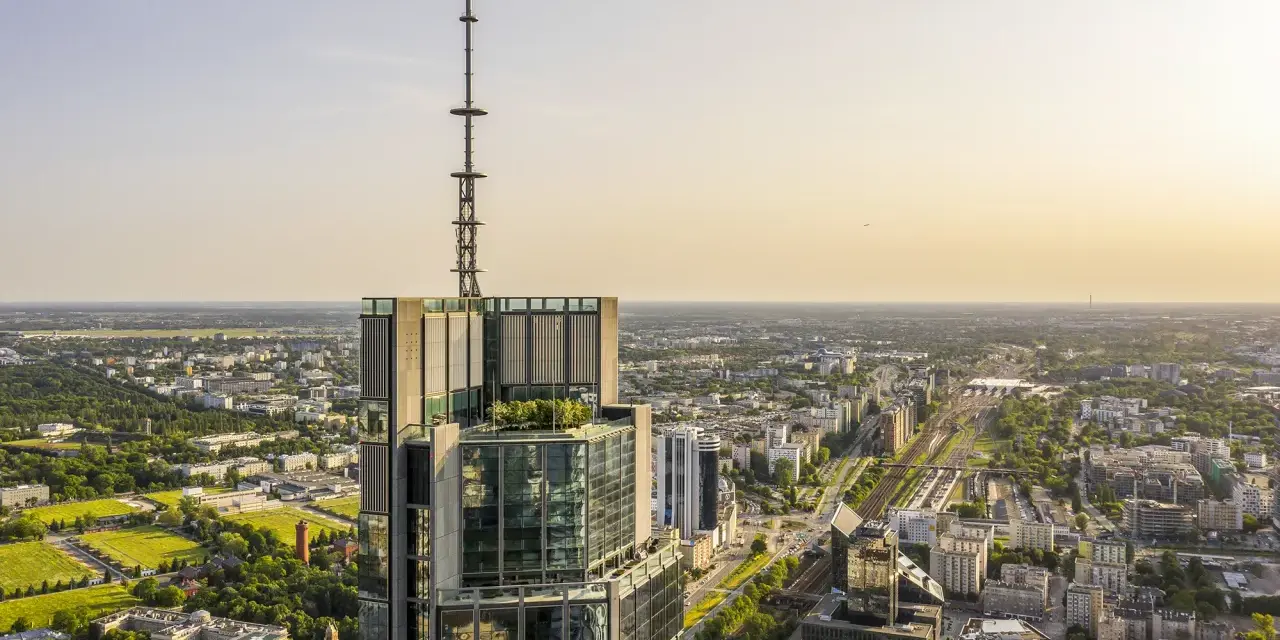 Wieżowiec Varso Tower w Warszawie, z anteną, góruje nad miastem. Zastanawiasz się, ile metrów ma Varso Tower? To imponujące 303 metry!