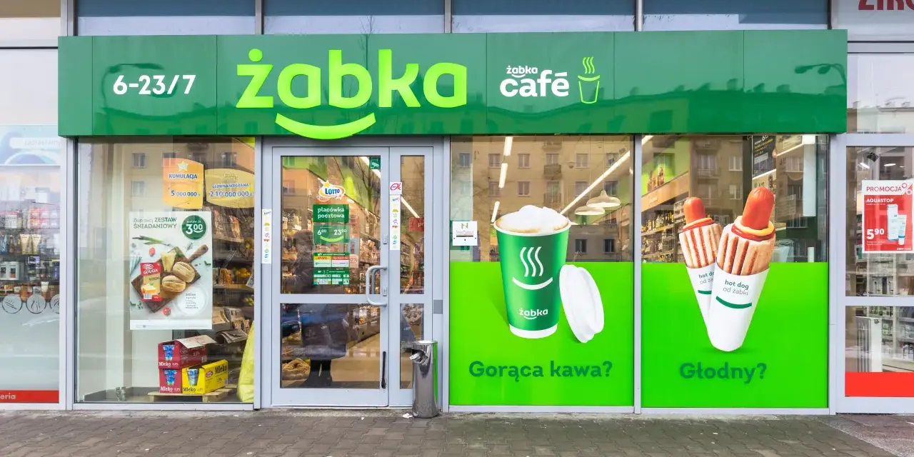 Sklep Żabka, czynny 6-23/7, oferuje gorącą kawę i hot dogi. Ile płaci Żabka za lokal? Tego nie wiemy, ale na pewno warto zajrzeć!