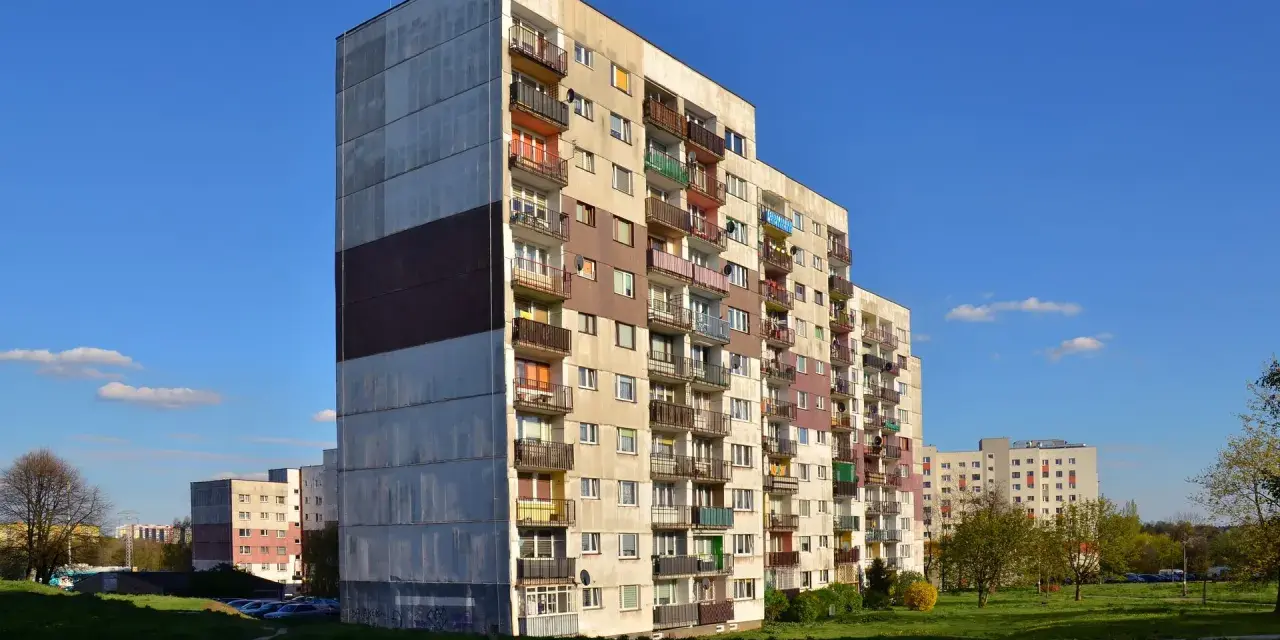 Bloki z wielkiej płyty, choć starsze, mogą być bezpieczniejsze od nowych apartamentowców dzięki solidnej konstrukcji.