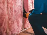 Odkrywanie **sekretów akustyki w blokach**, czyli dlaczego słyszysz sąsiada dwa piętra wyżej. Izolacja z wełny mineralnej w ścianie.