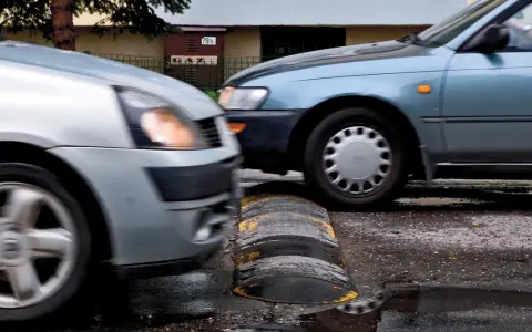 Progi zwalniające w jakiej odległości od budynku – uniknij problemów