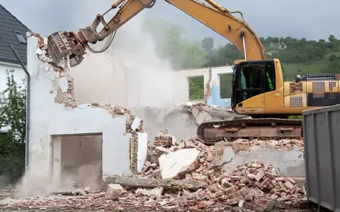 Burzenie budynku który grozi zawaleniem - jak uniknąć tragedii?