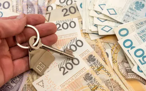 Klucz do domu na stosie banknotów 200 zł. Poznaj sekrety negocjacji z bankiem, jak obniżyć marżę kredytu hipotecznego w marcu 2026.