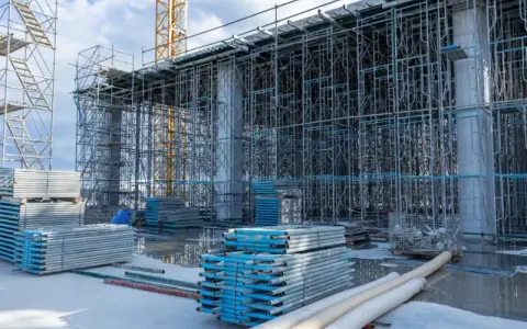 Ile kosztuje wynajem rusztowania? Poznaj ceny i ukryte koszty