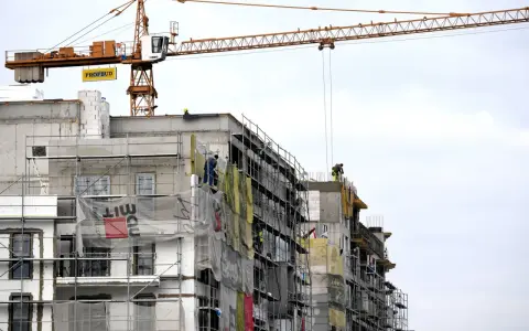 Budowa bloku mieszkalnego z dźwigiem. Zastanawiasz się, ile naprawdę zarabia deweloper na metrze kwadratowym przy marży 30 procent?