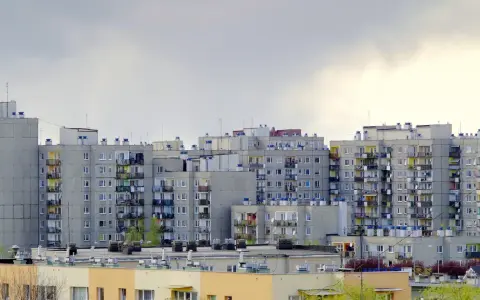 Bloki z cegły, dlaczego w 2026 roku mieszkania w blokach z cegły drożeją szybciej niż te z płyty? Szare, wielopiętrowe budynki mieszkalne z balkonami.