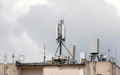 Maszt 5G na dachu bloku. Czy mieszkańcy bloków mogą prawnie zablokować budowę?