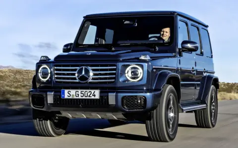 Ciemnoniebieski Mercedes-Benz Klasy G z kierowcą za kierownicą, jadący po pustynnej drodze. Czy mieszkania w klasie energetycznej G staną się niesprzedawalne po czerwcu 2026?