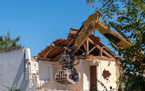 Gdzie zgłosić rozbiórkę budynku gospodarczego? Kluczowe informacje i porady