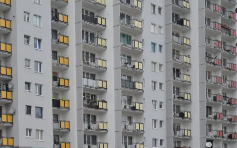 Sekrety polaryzacji rynku wtórnego: stare bloki z żółtymi i czerwonymi balkonami, dlaczego tanieją?