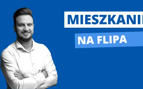 Uśmiechnięty mężczyzna z rękami skrzyżowanymi na piersi. Napis "MIESZKANIE NA FLIPA" sugeruje, jak znaleźć mieszkanie na flipa.
