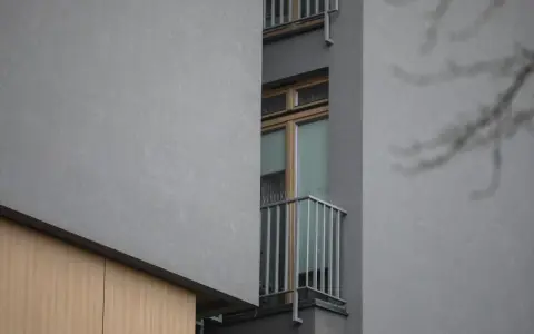 Szare ściany, drewniane elementy i wąskie okno z balkonem. To właśnie takie budynki budzą pytania, dlaczego mieszkańcy nowych osiedli masowo skarżą się na patodeweloperkę akustyczną.