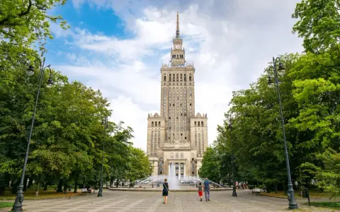 Pałac Kultury i Nauki w Warszawie. Zastanawiasz się, ile za metr w Warszawie? Spacer po placu przed Pałacem.