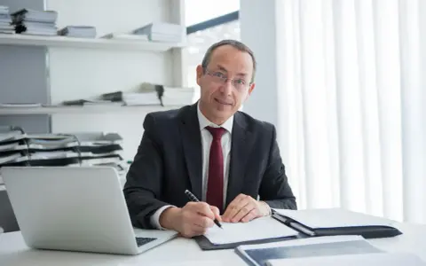 Prawnik analizuje umowę najmu okazjonalnego, szukając ukrytych haczyków, o których nie mówią notariusze.