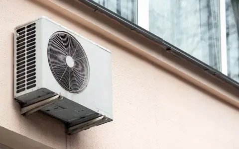 Jednostka klimatyzatora na ścianie bloku. Dlaczego wspólnoty w starych blokach masowo odmawiają zgody na klimatyzację?