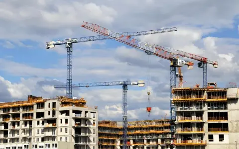 Budowa osiedla z wieloma dźwigami. Czy to zapowiedź prawdziwych powodów, dla których deweloperzy masowo wstrzymują budowy w 2026 roku?