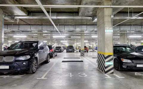 Podziemne parkingi w blokach, jak ten z autami elektrycznymi, są bezpieczne dla samochodów elektrycznych w 2026.
