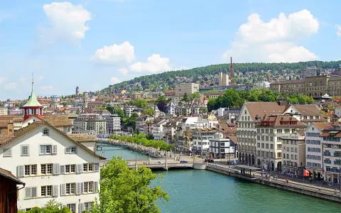 Widok na Zurych z rzeką Limmat. Zastanawiasz się, ile kosztuje mieszkanie w Szwajcarii?