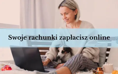 Kobieta z psem na kolanach płaci rachunki online. Dowiedz się, jak opłacić czynsz za lokal bez gotówki, wygodnie z domu.