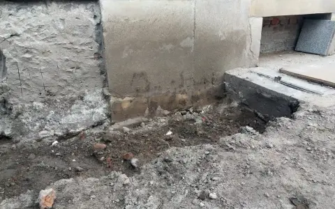 Uszkodzony fundament bloku budowanego na terenach podmokłych. Kto odpowiada za pęknięcia?
