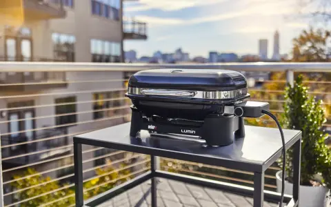 Elektryczny grill Weber Lumin na balkonie. Czy faktycznie jest zakaz używania grilli elektrycznych na balkonach w blokach?