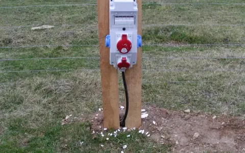 Skrzynka elektryczna na działce i co dalej – uniknij problemów z prądem