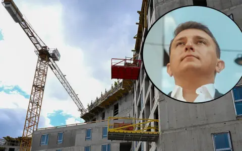 Budowa bloku mieszkalnego i portret mężczyzny. Czy to zapowiedź, ile naprawdę zarabiają pośrednicy nieruchomości na flipowaniu mieszkań w 2026?