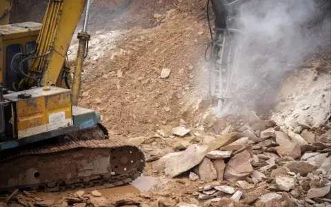 Ile kosztuje wyburzenie budynku gospodarczego? Sprawdź ceny i ukryte koszty