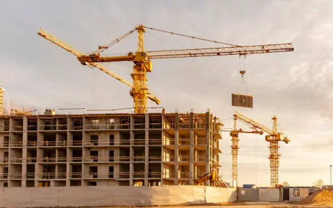 Budowa osiedla z żurawiami w tle. Czy to właśnie tutaj znany deweloper został oskarżony o ukrywanie wad konstrukcyjnych?