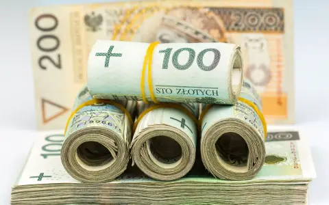 Zwijane banknoty 100 zł i 200 zł. Czy to symbol tego, dlaczego banki zaostrzyły warunki kredytowania dla mieszkań w budynkach z lat 70.?