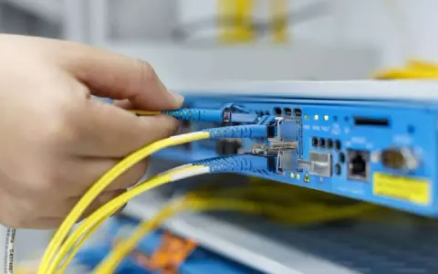 Ile kosztuje podłączenie światłowodu w bloku? Sprawdź możliwe promocje