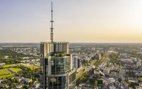Wieżowiec Varso Tower w Warszawie, z anteną, góruje nad miastem. Zastanawiasz się, ile metrów ma Varso Tower? To imponujące 303 metry!