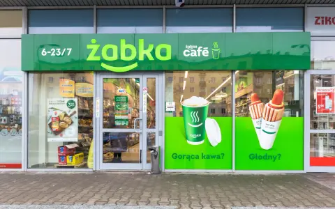 Sklep Żabka, czynny 6-23/7, oferuje gorącą kawę i hot dogi. Ile płaci Żabka za lokal? Tego nie wiemy, ale na pewno warto zajrzeć!