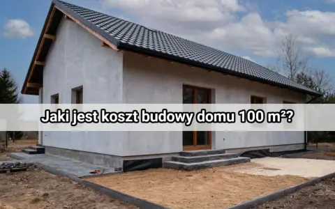 Czy nowe wymogi techniczne WT2026 podniosą koszty budowy o kolejne 1000 zł za metr? Dom w trakcie budowy, szary tynk, ciemny dach, plac budowy.